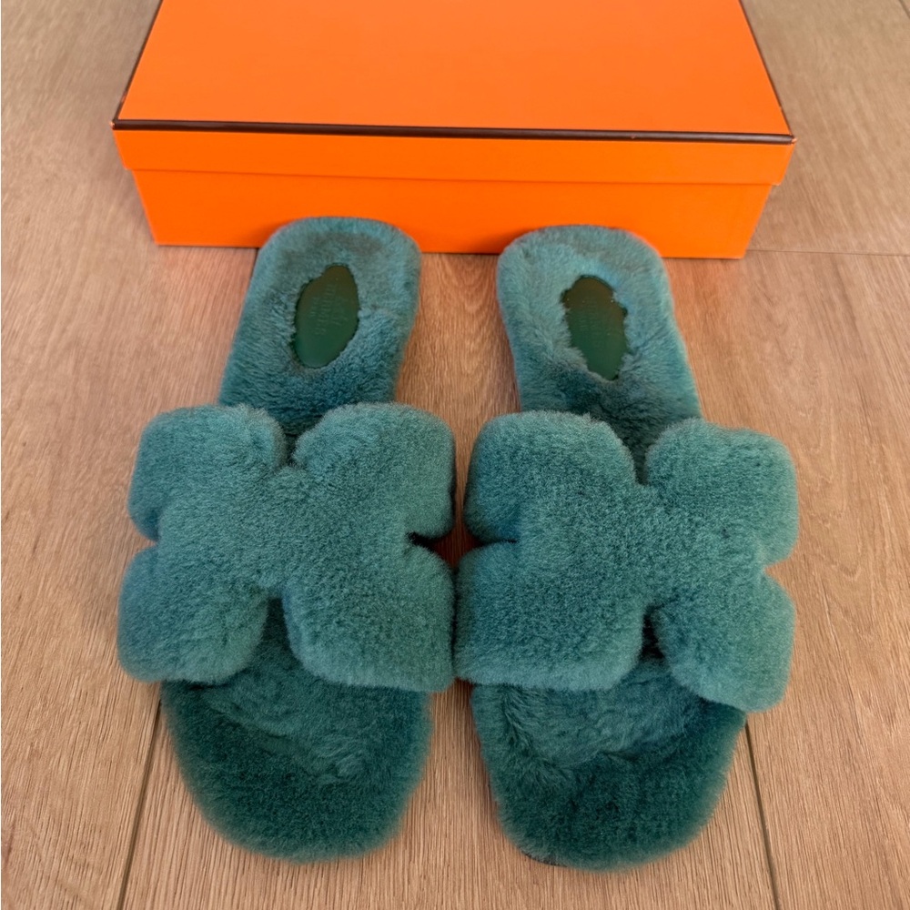 SOLD 🎉Hermès Shearling Fur Oran Sandals